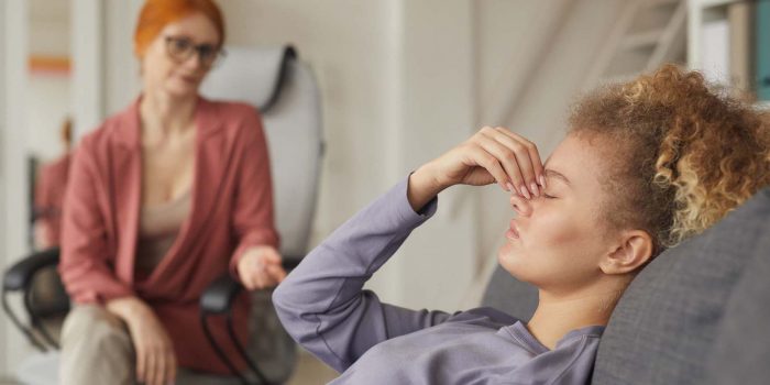 woman-visiting-psychology-therapy-GS9GMYE-r.jpg